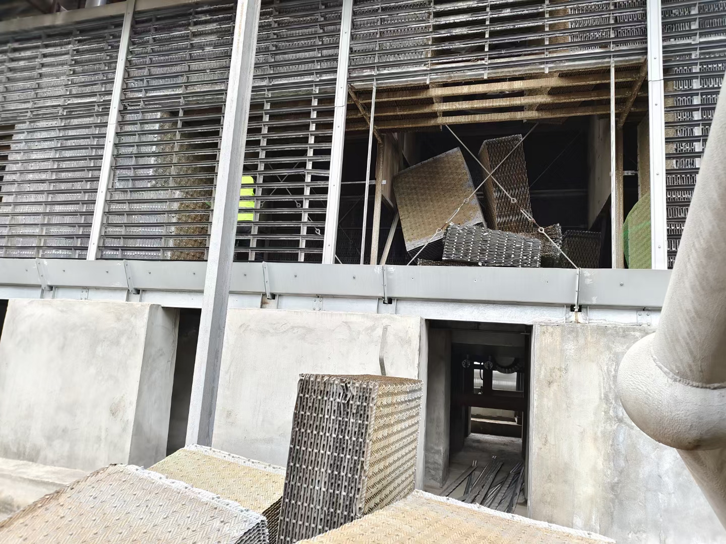 <strong>冷卻塔白色填料的技術革新與性能優化：冷卻塔白色填料在工業冷卻系統中的</strong>