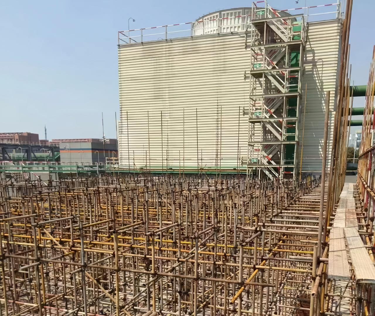 <strong>冷卻塔填料風(fēng)化導(dǎo)致的效率崩塌：深度揭秘老化機(jī)理、系統(tǒng)危害與全周期預(yù)</strong>