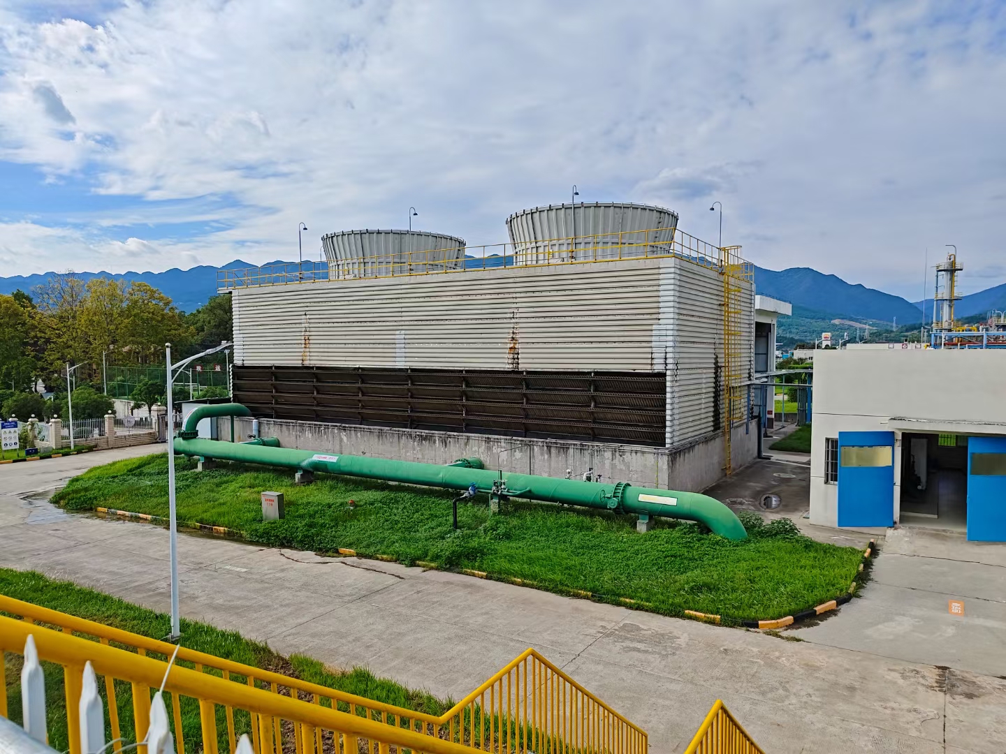 <strong>冷卻塔收水器漂水深度解析與系統(tǒng)治理指南：從氣動(dòng)原理到結(jié)構(gòu)缺陷的全方位</strong>