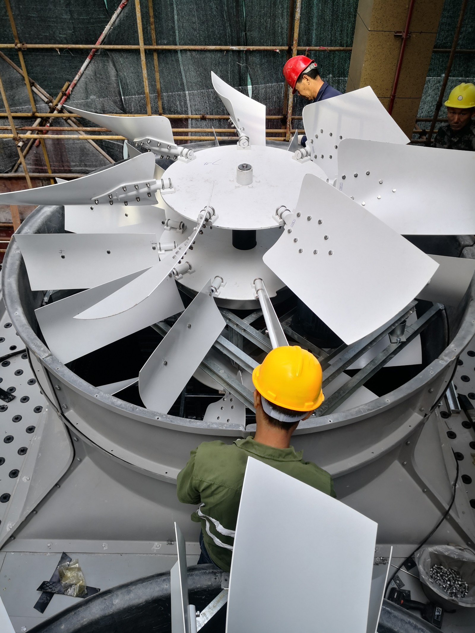 <strong>工業布水系統精準復原指南：深度解析冷卻塔噴頭脫落維修更換的結構力學重</strong>