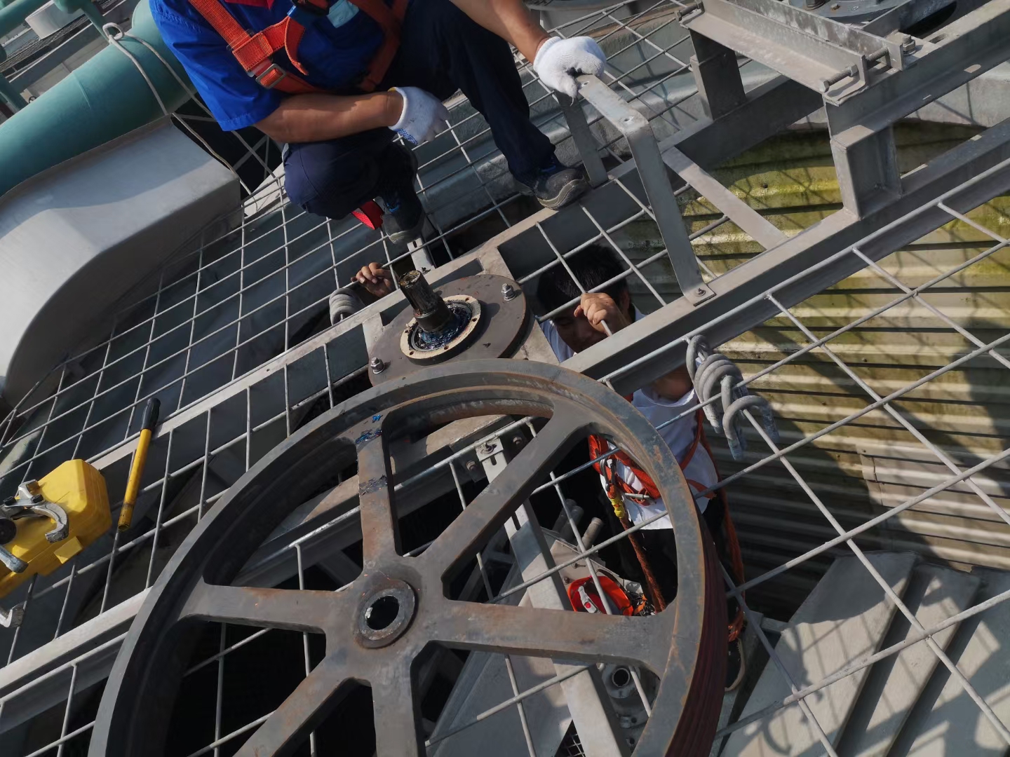 <strong>城市聲學環境治理與工業靜謐空間重構：深度解析靜音冷卻塔維修更換的聲學</strong>