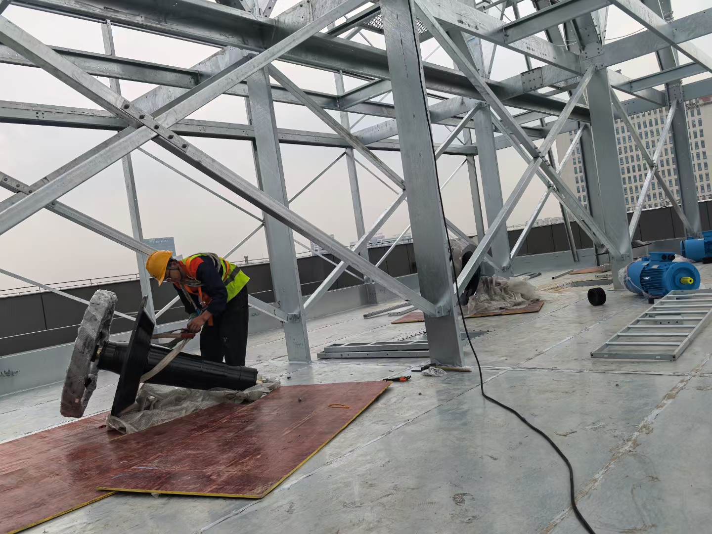 <strong>深度解析冷卻塔填料破損：從微觀裂紋到系統性失效的危機演進與智能防控體</strong>