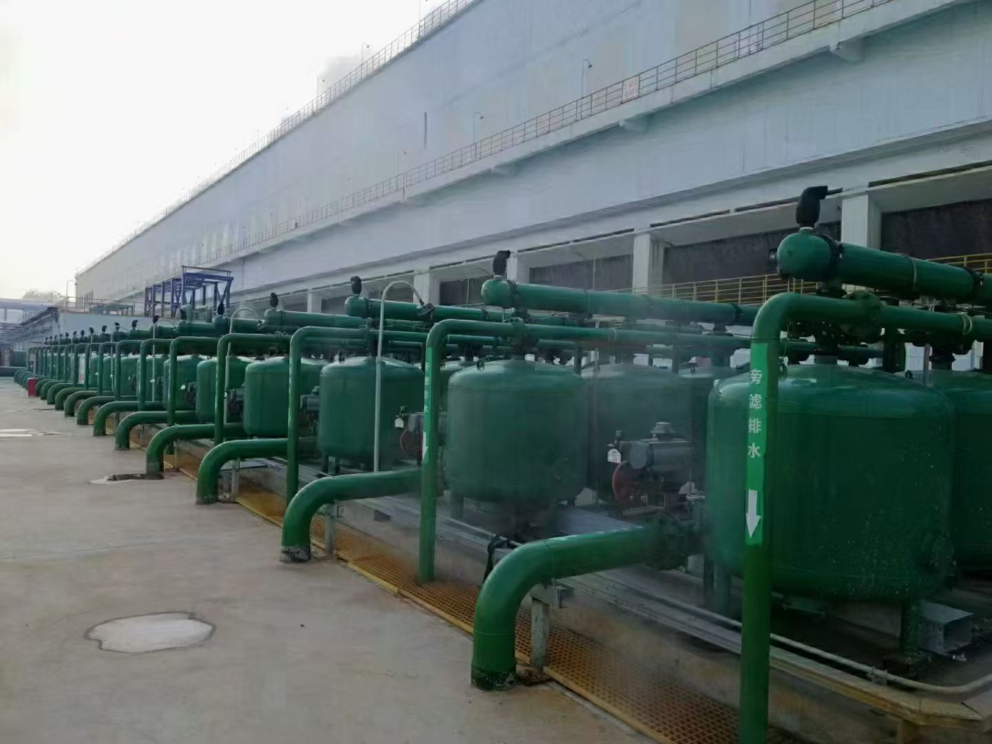 冷卻塔加藥裝置應該怎么選深度解析:水力驅動與智能計量的博弈、防腐材質適配及全生命周期運維指南