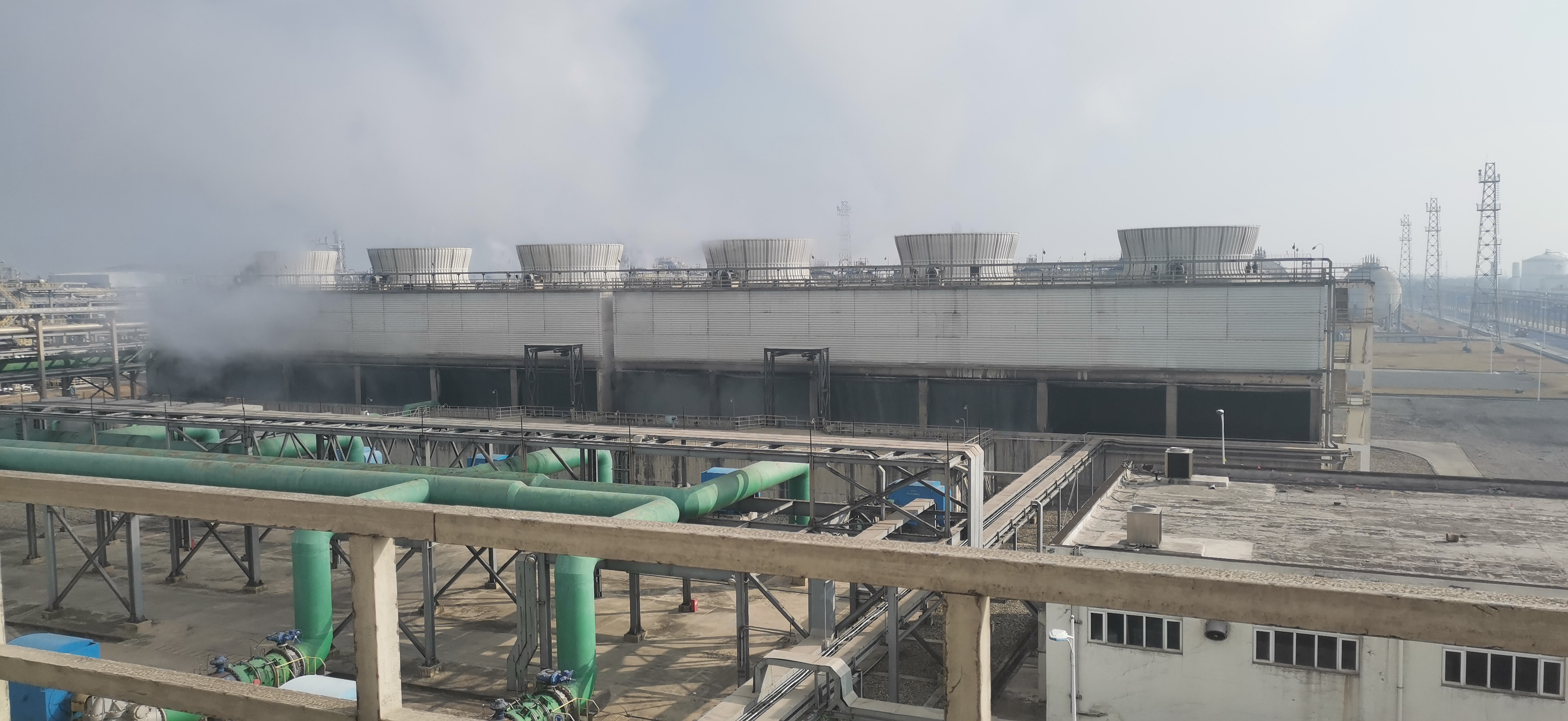 <strong>冷卻塔填料冬季防凍：冰封危機下的材質保護與流體動力學應對策略</strong>